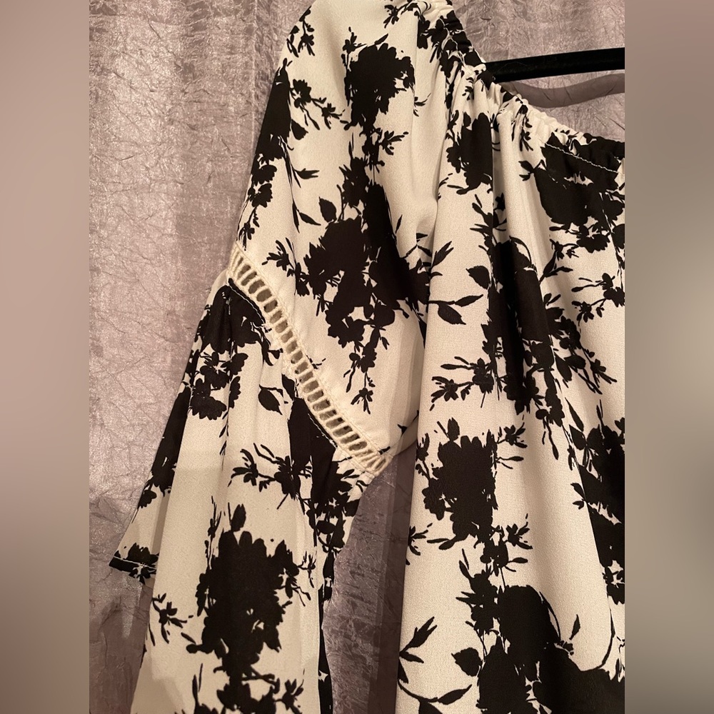 EUC Liberty Love Black/white floral print replum flowy bell sleeve blouse - Picture 2 of 5